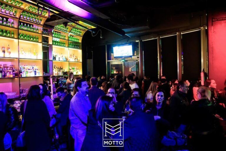 Bar de copas en el centro de Sevilla con música