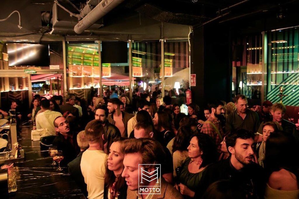 Bar de copas con pista de baile en Sevilla